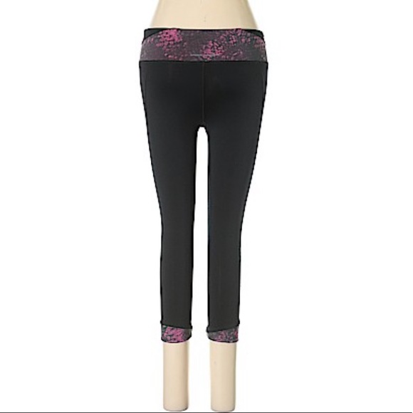 Under Armour Heat Gear Leggings 3/4?length Size Small Black and Pink.EUC. - Picture 1 of 6